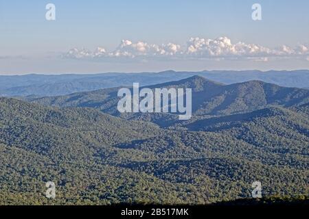 Der Blick vom Pisgah Inn auf den Mount Pisgah, auf den Blue Ridge Parkway in Waynesville, NC, USA, hat eine atemberaubende Aussicht. Stockfoto