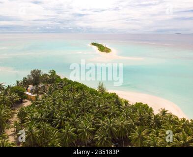 Luftdronblick perfekter Strand und türkisfarbene Lagune auf der kleinen tropischen Insel auf den Malediven Stockfoto