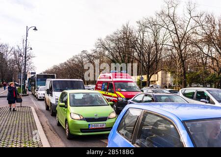 Rettungswagen steckte im Verkehr in der Innenstadt von Bukarest. Autoverschmutzung, Stau am Morgen und Abend in der Hauptstadt Bukarest, Roma Stockfoto