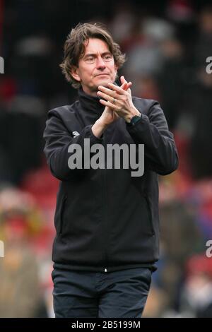 London, Großbritannien. März 2020. Brentford-Manager Thomas Frank begrüßt die Heimporter nach dem EFL Sky Bet Championship Match zwischen Brentford und Sheffield Wednesday im Griffin Park, London, England am 7. März 2020. Foto von Ken Sparks. Nur redaktionelle Nutzung, Lizenz für kommerzielle Nutzung erforderlich. Keine Verwendung bei Wetten, Spielen oder einer einzelnen Club-/Liga-/Spielerpublikationen. Kredit: UK Sports Pics Ltd/Alamy Live News Stockfoto