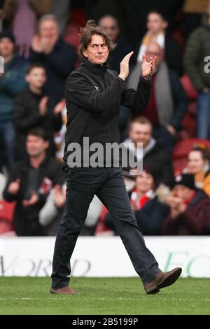 London, Großbritannien. März 2020. Brentford-Manager Thomas Frank begrüßt die Heimporter nach dem EFL Sky Bet Championship Match zwischen Brentford und Sheffield Wednesday im Griffin Park, London, England am 7. März 2020. Foto von Ken Sparks. Nur redaktionelle Nutzung, Lizenz für kommerzielle Nutzung erforderlich. Keine Verwendung bei Wetten, Spielen oder einer einzelnen Club-/Liga-/Spielerpublikationen. Kredit: UK Sports Pics Ltd/Alamy Live News Stockfoto