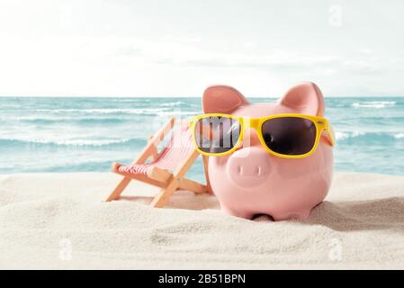 Sparschwein auf Urlaub. Geld sparen - Konzept Stockfoto