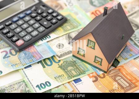 Hausmodell auf Banknoten. Anlagevermögen Konzept Stockfoto
