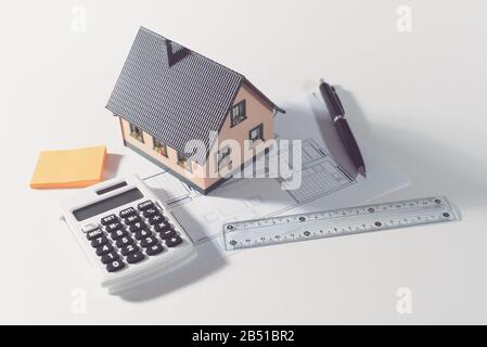 Kaufen Sie Ihr eigenes Haus, Home Loan Konzept. Hausmodell und Bürobedarf Stockfoto