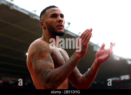 Die Newcastle United's Jamaal Lascelles lobt die Fans nach dem Abpfiff während des Premier-League-Spiels im St Mary's Stadium, Southampton. Stockfoto