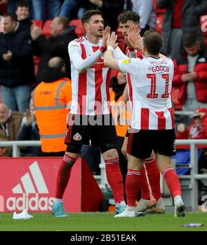 Sunderland, Großbritannien. März 2020. Lynden Gooch feiert mit Kyle Lafferty während des Sky Bet League 1-Spiels zwischen Sunderland und Gillingham im Stadium Of Light, Sunderland am Samstag, den 7. März 2020. (Kredit: Martin Swinney/MI News) Foto darf nur für redaktionelle Zwecke in Zeitungen und/oder Zeitschriften verwendet werden, Lizenz für kommerzielle Nutzung erforderlich Kredit: MI News & Sport /Alamy Live News Stockfoto