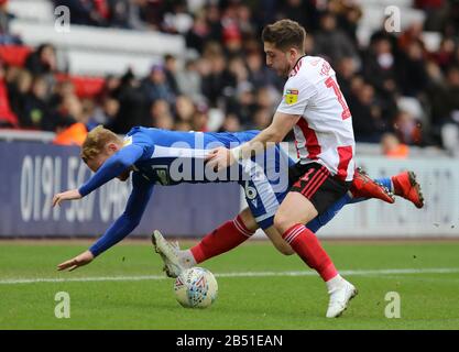 Sunderland, Großbritannien. März 2020. Lynden Gooch fouls Connor Oglivie während des Sky Bet League 1 Spiels zwischen Sunderland und Gillingham im Stadium Of Light, Sunderland am Samstag, den 7. März 2020. (Kredit: Martin Swinney/MI News) Foto darf nur für redaktionelle Zwecke in Zeitungen und/oder Zeitschriften verwendet werden, Lizenz für kommerzielle Nutzung erforderlich Kredit: MI News & Sport /Alamy Live News Stockfoto