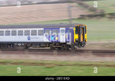 Ein Zug der British Rail Class 155 in Colton Junction bei York und von Northern by Arriva betrieben Stockfoto