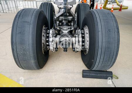 Nahaufnahme des Fahrgestells des Passagierflugzeugs. Das Flugzeug im Flughafenterminal. Stockfoto