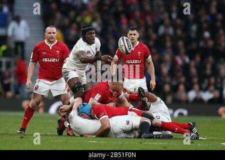 London, Großbritannien. März 2020. Maro Itoje aus England (C) passiert den Ball. England / Wales, Guinness Six Nations 2020 Championship Rugby im Twickenham Stadium in London am Samstag, 7. März 2020. Bitte beachten Sie, dass Bilder nur für redaktionelle Zwecke verwendet werden. Bild von Andrew Orchard/Andrew Orchard Sportfotografie /Alamy Live News Credit: Andrew Orchard Sportfotografie/Alamy Live News Stockfoto