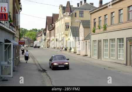 September 2001, Lettland, Saldus: Panoramaaussicht über eine Hauptstraße der zentrallettischen Stadt. Foto: Paul Glaser / dpa-Zentralbild / ZB Stockfoto
