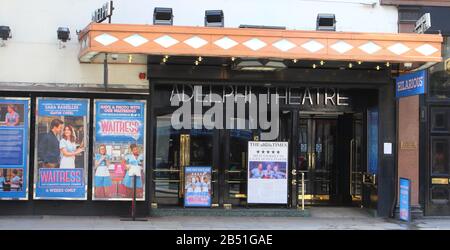 Das Adelphi Theatre in The Strand ist derzeit das Zuhause der Kellnerin im Londoner Theater The West End. Einige der berühmtesten Produktionen der Welt werden derzeit hier aufgeführt. Stockfoto