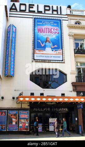 Das Adelphi Theatre in The Strand ist derzeit das Zuhause der Kellnerin im Londoner Theater The West End. Einige der berühmtesten Produktionen der Welt werden derzeit hier aufgeführt. Stockfoto