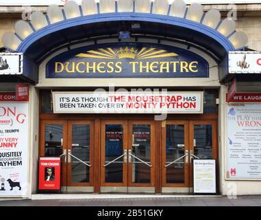 Das Duchess Theatre in der Catherine Street beherbergt derzeit "The Play that Goes Wrong" in Londons Haus des Theaters - Das West End. Einige der berühmtesten Produktionen der Welt werden derzeit hier aufgeführt. Stockfoto