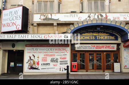 Das Duchess Theatre in der Catherine Street beherbergt derzeit "The Play that Goes Wrong" in Londons Haus des Theaters - Das West End. Einige der berühmtesten Produktionen der Welt werden derzeit hier aufgeführt. Stockfoto