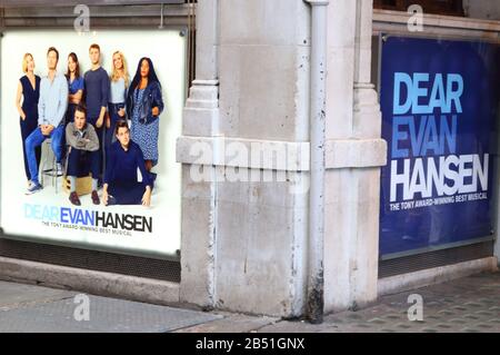 Das Noel Coward Theater in der St Martins Lane ist derzeit das Zuhause von Dear Evan Hansen im Londoner Haus Theatre - The West End. Einige der berühmtesten Produktionen der Welt werden derzeit hier aufgeführt. Stockfoto