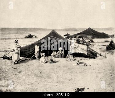 Caravan Camp, Sahara Desert. Familie Berber oder Beduinen und ihre Zelte, Marokko, Afrika. Alte Fotografie Ende des 19. Jahrhunderts aus dem Portfolio Der Fotografien Stockfoto