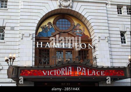 Das Victoria Palace Theatre ist derzeit das Zuhause des Blockbusters Smash Hit Musical "Hamilton" in Londons Haus des Theaters - Das West End. Einige der berühmtesten Produktionen der Welt werden derzeit hier aufgeführt. Stockfoto