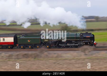 Dampfzug Britannia 70000, die durch Colton Junction bei York führt Stockfoto