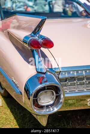 Pink Cadillac bei Der Rallye der Giants, amerikanische Oldtimer-Show, auf dem Gelände von Blenheim Palace, Woodstock. Stockfoto