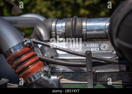 Detroit Diesel Truck-Motor bei Der Rally of the Giants, klassische amerikanische Automobilmesse, auf dem Gelände von Blenheim Palace, Woodstock. Stockfoto