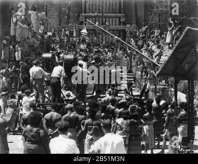 Kamera-Crew filmt Native Ritual vor Gates auf Skull Island für DIE KING KONG 1933 Regisseure Merian C. Cooper und Ernest Schoedsack Story Merian C. Cooper und Edgar Wallace Drehbuch Ruth Rose und James Creelman Musik Max Steiner Visual Effects Supervisor Willis H. O'Brien Produzent David O. Selznick RKO Radio Pictures Stockfoto