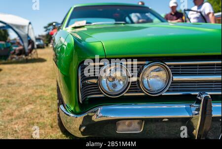 Klassischer Galaxie XL Grill und Scheinwerfer bei der Rallye der Giants, klassische amerikanische Automobil-Show, auf dem Gelände von Blenheim Palace, Woodstock. Stockfoto