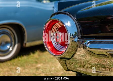 Runde Heckleuchte in Chrom bei Der Rallye der Giants, klassische amerikanische Automobilmesse, auf dem Gelände des Blenheim Palace, Woodstock in der Nähe von Oxford. Stockfoto