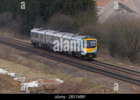 Ein von Transpennine Express betriebener Zug der British Rail Class 185 fuhr hier bei Crossgates in Leeds in Richtung Redcar Central Stockfoto