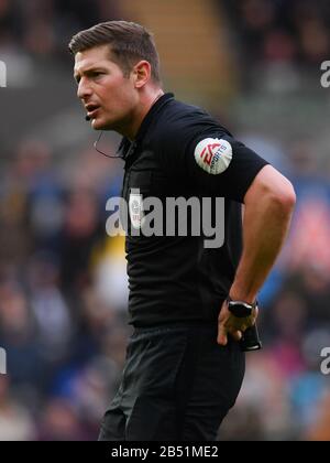 Schiedsrichter Robert Jones schaut während des Sky Bet Championship Matches zwischen Swansea City und West Bromwich Albion im Liberty Stadium, Swansea, auf. Stockfoto