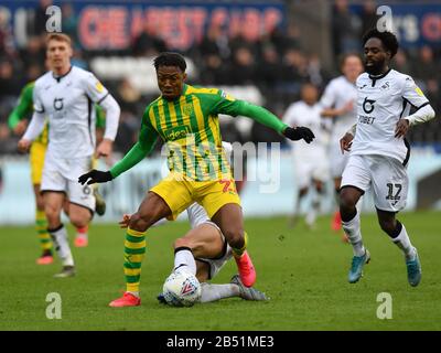 Der Kyle Edwards von West Bromwich Albion wird von Matt Grimes von Swansea City beim Sky Bet Championship Match zwischen Swansea City und West Bromwich Albion im Liberty Stadium, Swansea, in Angriff genommen. Stockfoto