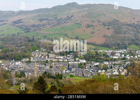 Die Stadt Ambleside und ihre St Mary's Church mit einer Steinspire, die in den 1850er Jahren von Loughrigg Fell, Lake District, Cumbria, England, gebaut wurde. Stockfoto