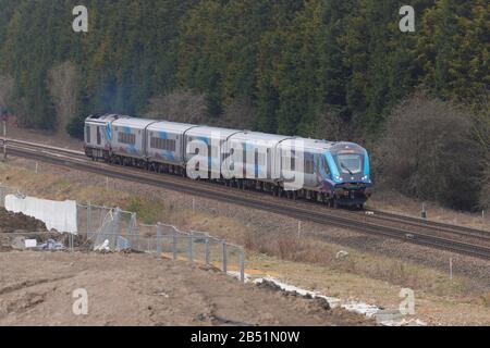 Ein neuer Zug der britischen Bahnklasse Mark 5A, der Crossgates in Leeds passiert. Diese von Transpennine Express betriebenen Züge kamen im August 2019 in Betrieb Stockfoto