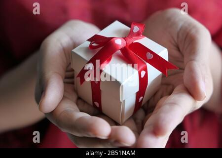 Nahaufnahme von Frauen Hand mit Geschenkbox Stockfoto