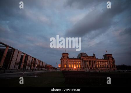 Berlin, Deutschland. März 2020. Neben dem Paul-Löbe-Haus (l) erstrahlt das Reichstaggebäude (r) im Licht der Abendsonne. Credit: Christoph Soeder / dpa / Alamy Live News Stockfoto