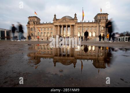 Berlin, Deutschland. März 2020. Das Gebäude des Reichstags spiegelt sich in einer Pfütze wider. (Aufnahme mit längerer Belichtungszeit) Credit: Christoph Soeder / dpa / Alamy Live News Stockfoto