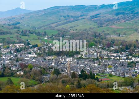 Die Stadt Ambleside und ihre St Mary's Church mit einer Steinspire, die in den 1850er Jahren von Loughrigg Fell, Lake District, Cumbria, England, gebaut wurde. Stockfoto