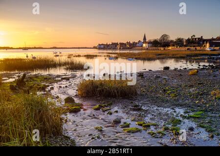 Bosham, Großbritannien - 3. Januar 2020: Winteruntergang über Bosham Village und Harbour, West Sussex Stockfoto