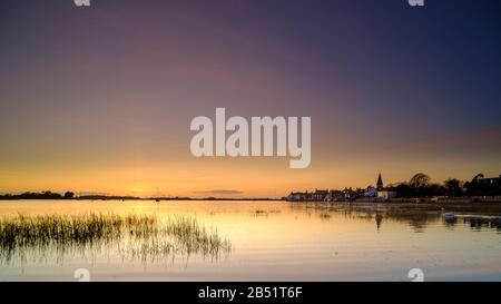 Bosham, Großbritannien - 3. Januar 2020: Winteruntergang über Bosham Village und Harbour, West Sussex Stockfoto