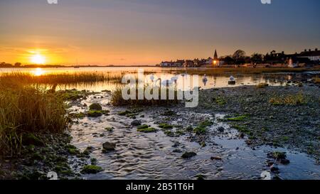 Bosham, Großbritannien - 3. Januar 2020: Winteruntergang über Bosham Village und Harbour, West Sussex Stockfoto