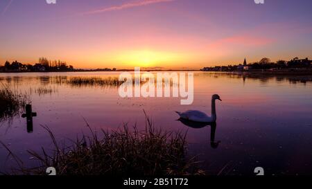 Bosham, Großbritannien - 3. Januar 2020: Winteruntergang über Bosham Village und Harbour, West Sussex Stockfoto