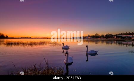 Bosham, Großbritannien - 3. Januar 2020: Winteruntergang über Bosham Village und Harbour, West Sussex Stockfoto