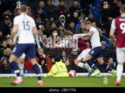 Ein Fan trägt eine Gesichtsmaske zum Schutz vor dem anhaltenden Coronavirus Ausbruch während des Premier-League-Spiels in Turf Moor, Burnley. Stockfoto