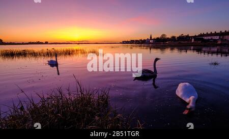 Bosham, Großbritannien - 3. Januar 2020: Winteruntergang über Bosham Village und Harbour, West Sussex Stockfoto