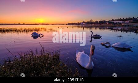 Bosham, Großbritannien - 3. Januar 2020: Winteruntergang über Bosham Village und Harbour, West Sussex Stockfoto