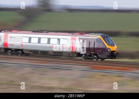 Eine von Cross Country von Arriva betriebene britische Eisenbahnklasse 220, die in Colton Junction bei York zu sehen ist. Stockfoto