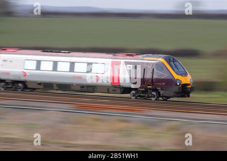 Eine von Cross Country von Arriva betriebene britische Eisenbahnklasse 220, die in Colton Junction bei York zu sehen ist. Stockfoto