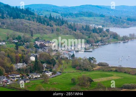 Lake Windermere und das Dorf Waterhead in der Nähe von Ambleside, das von Loughrigg Fell, Lake District National Park, Cumbria, England nach Südosten blickt. Stockfoto