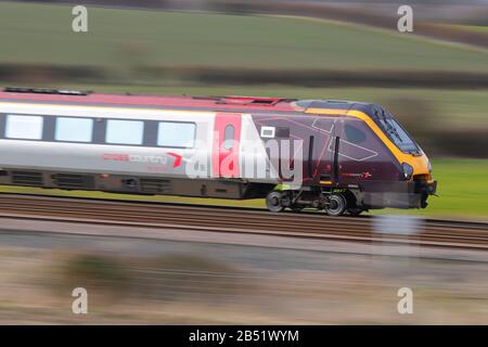 Eine von Cross Country von Arriva betriebene britische Eisenbahnklasse 220, die in Colton Junction bei York zu sehen ist. Stockfoto