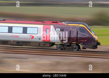 Eine von Cross Country von Arriva betriebene britische Eisenbahnklasse 220, die in Colton Junction bei York zu sehen ist. Stockfoto